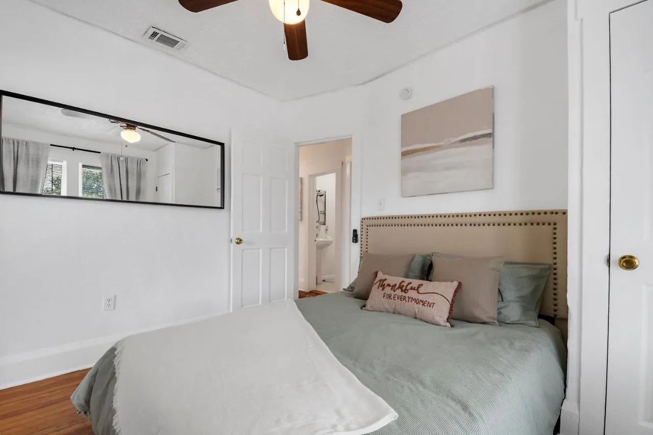 Apartment 1 Min Away From Bayshore, Sleeps 7 Tampa