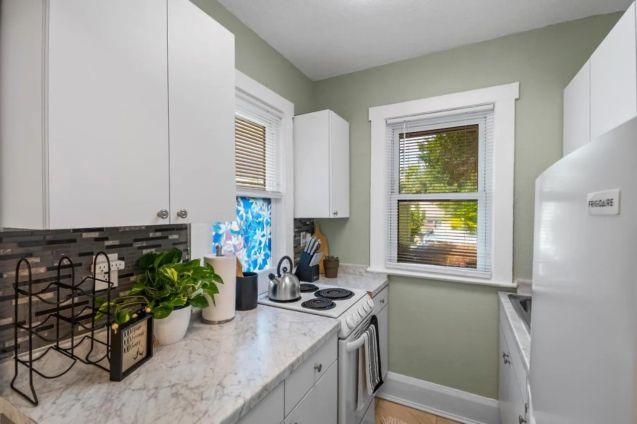 Apartment 1 Min Away From Bayshore, Sleeps 7 Tampa